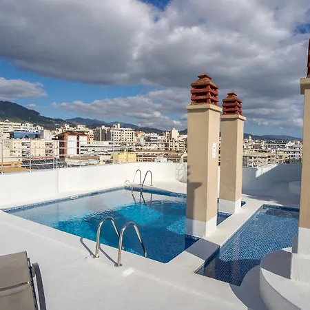 Spacious Renovated 1-bedroom In Center With Free Parking דירה
