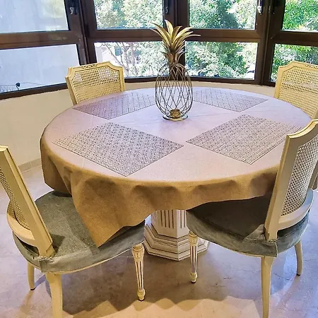 Spacious Renovated 1-bedroom In Center With Free Parking דירה *