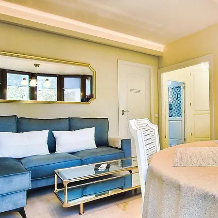 Spacious Renovated 1-bedroom In Center With Free Parking דירה *
