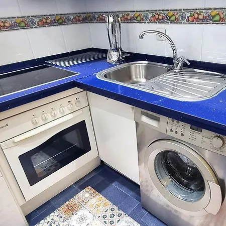 Spacious Renovated 1-bedroom In Center With Free Parking דירה מארבלה