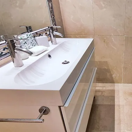 דירה Spacious Renovated 1-bedroom In Center With Free Parking