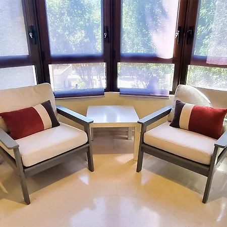 Spacious Renovated 1-bedroom In Center With Free Parking דירה