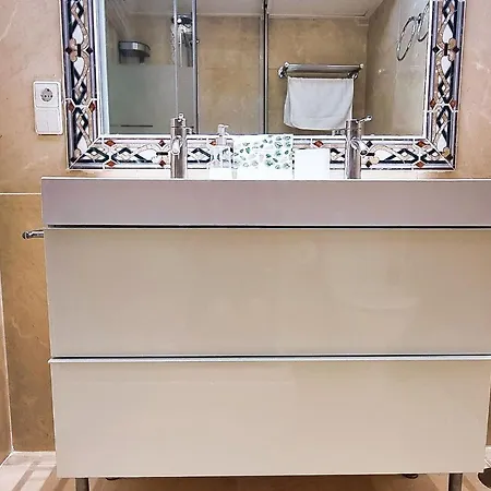Spacious Renovated 1-bedroom In Center With Free Parking דירה