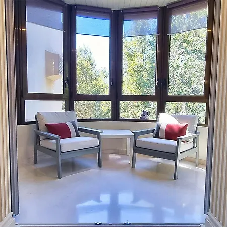 Spacious Renovated 1-bedroom In Center With Free Parking דירה *