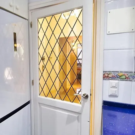 Spacious Renovated 1-bedroom In Center With Free Parking מארבלה