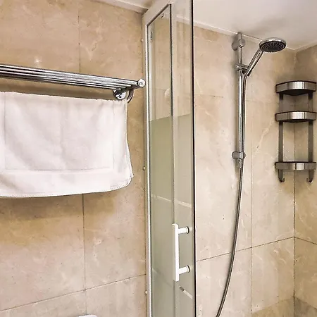 דירה Spacious Renovated 1-bedroom In Center With Free Parking *